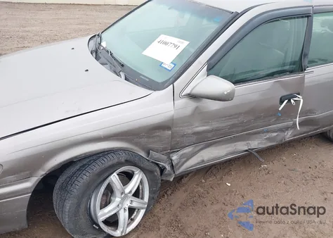 2001 Toyota Camry Le z USA, uszkodzony, nr VIN 4T1BG22K31U058656